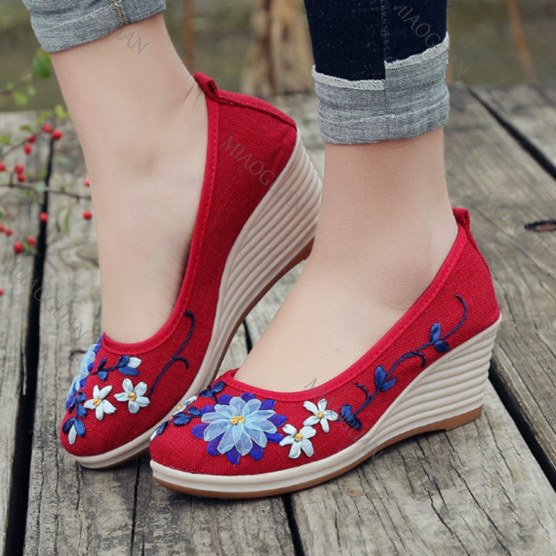 Scarpe con Zeppa Ricamate da D - Vintage Fashion Female recensione e prezzo